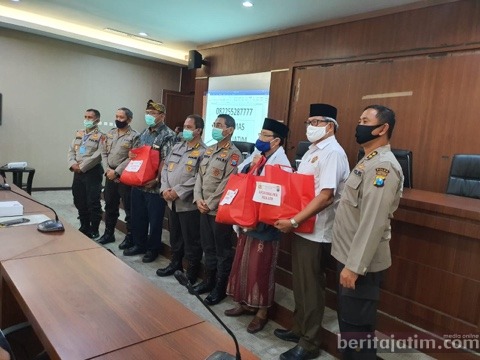 Polda Bagikan Ribuan Sembako Untuk Masyarakat Terdampak Covid-19