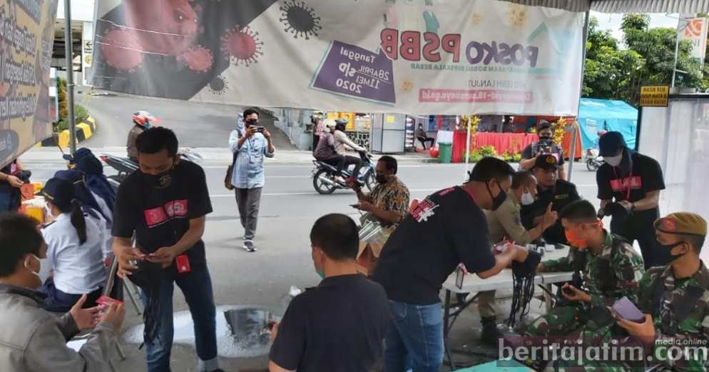 Tri Indonesia Bagi Masker dan Kartu Perdana di Check Point Bundaran Waru