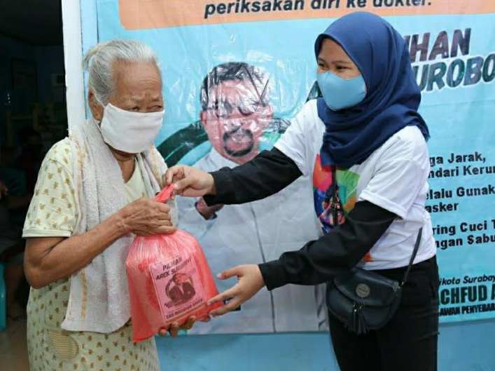 Lansia Sebatang Kara Rasakan Manfaat Operasi Bansos dari Cak Machfud