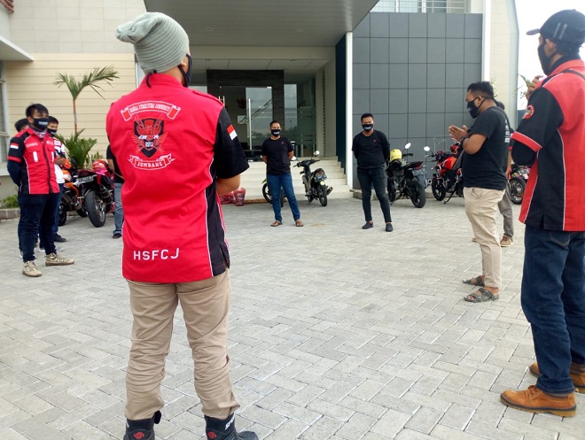 Bold Riders Jombang Bagikan Ratusan Masker