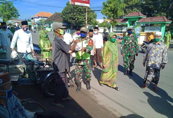 PAC Muslimat NU Tanjunganom Nganjuk Bagikan Sembako