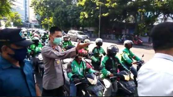 Beredar Video Kapolsek Genteng Dimaki Ratusan Ojol Saat Antre Nasi Kotak