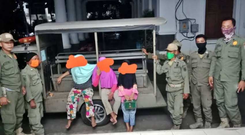 Satpol PP Tuban Tertibkan Anak-anak Bawa Kotak Amal Minta Sumbangan