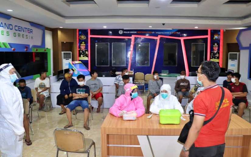 Razia Lagi, 18 Warga Gresik Diamankan Saat Jam Malam PSBB