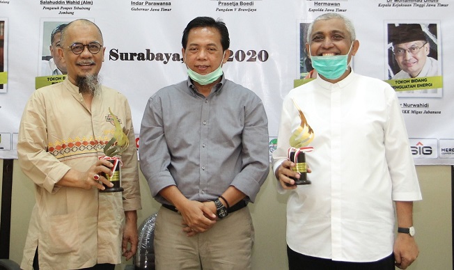 Dua Tokoh Bola Jatim Diganjar PWI Jatim Award