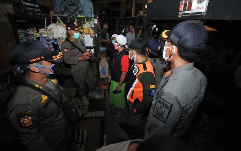 Langgar Jam Malam, Polsek Sawahan Surabaya Segel Warkop
