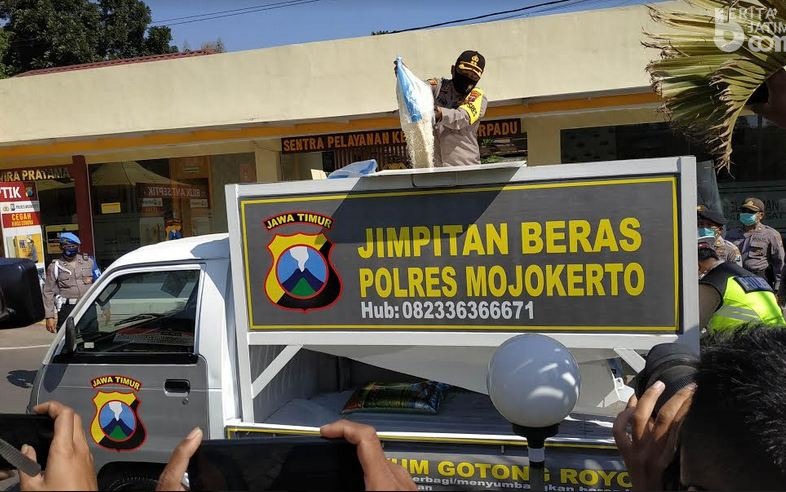 Mobil Jimpitan Beras, Sarana Polres Mojokerto Salurkan Bantuan ke Warga Terdampak Covid-19