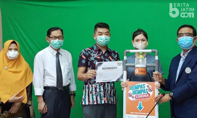 Alumni FK Unair Angkatan 2013 Beri Donasi Hand Sanitizer Portabel