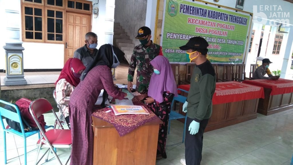 Penyaluran BLT-Dana Desa Pogalan Trenggalek Dikawal TNI