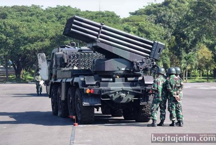 Tingkatkan Naluri Tempur, Marinir Latihan Pelayanan Meriam Dinas Baterai