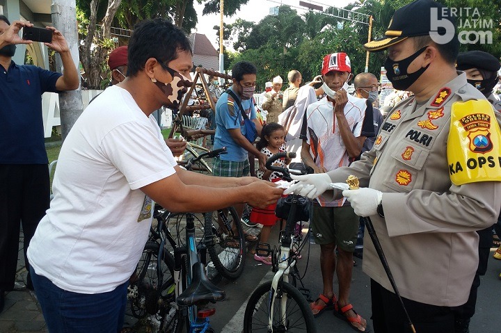 Forkopimda Gresik Bagi Ribuan Masker ke Warga