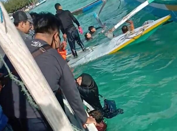 Perahu Berpenumpang Mahasiswa Malang Terbalik di Pulau Bawean