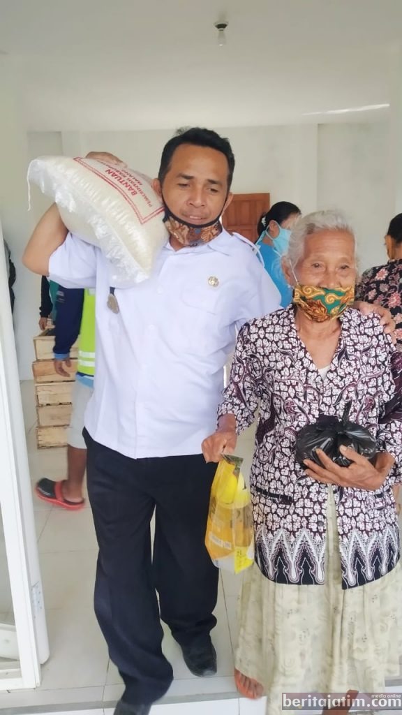 Ratusan Warga Desa Pujiharjo Terima Bantuan Sembako PSBB