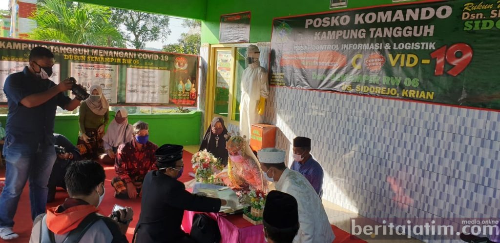 Pasangan Pengantin Ini Menikah di Posko Covid-19