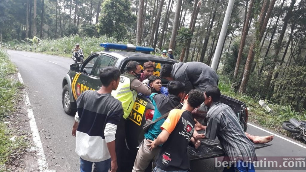 Rem Blong di Turunan Pacet, Mobil Tabrak Sepeda Motor, 4 Korban Luka-luka