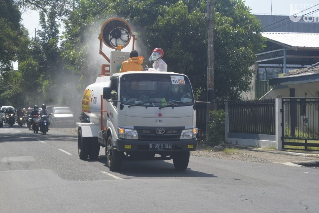 PMI Tembakan Desinfektan ke Jalanan di Masa Transisi Malang Raya