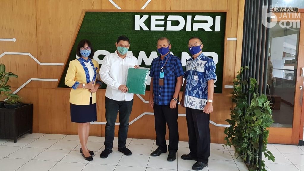BCA Salurkan Bantuan APD dan Masker Medis ke Pemkot Kediri