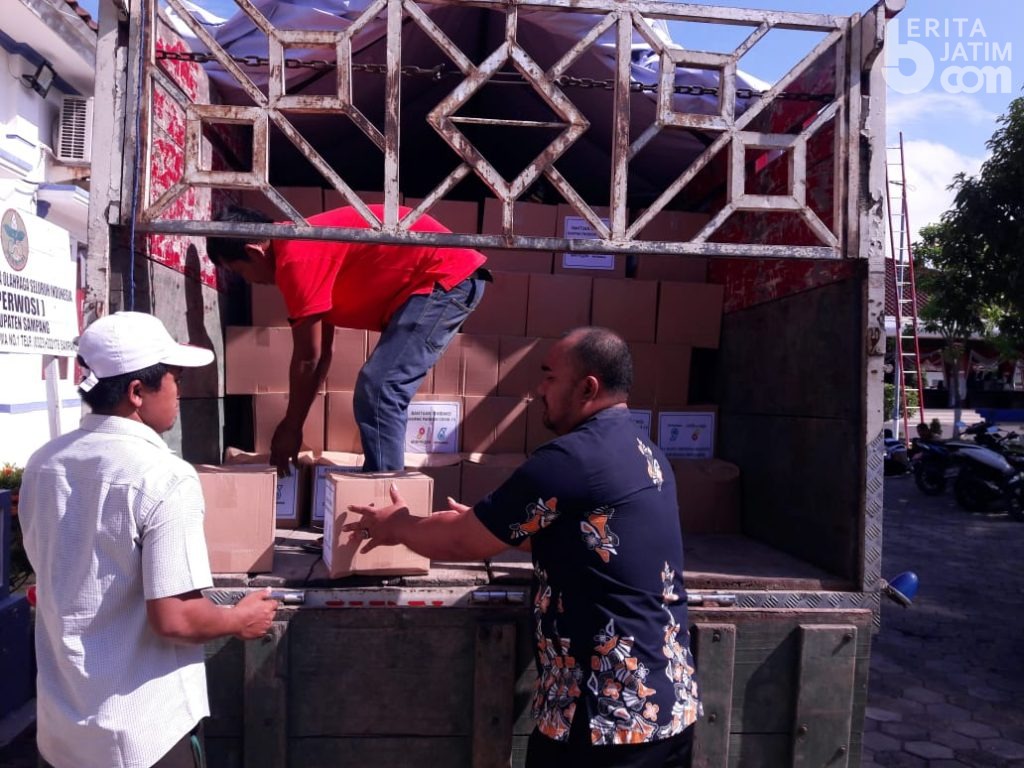 Petronas Salurkan Bantuan Sembako di Sampang
