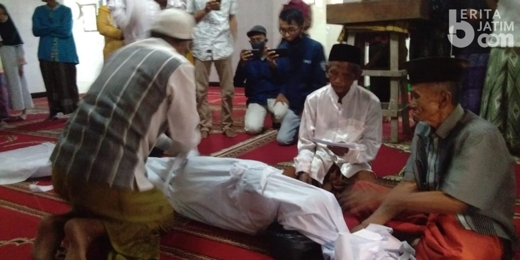Dituduh Punya Ilmu Santet, Warga Sampang Jalani Sumpah Pocong