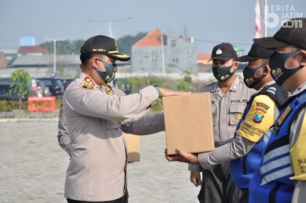 Sambut Hari Bhayangkara Ke-74, Polresta Sidoarjo Sebar Bhabinkamtibmas Bagikan Paket Sembako