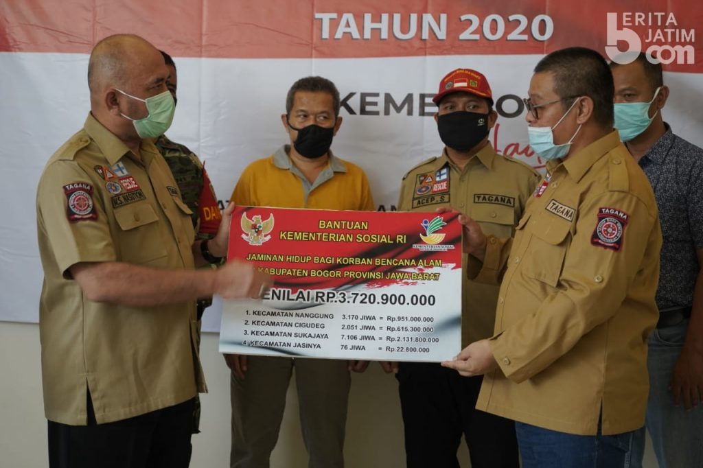 Korban Longsor Terima Bantuan Rp 3,7 Miliar