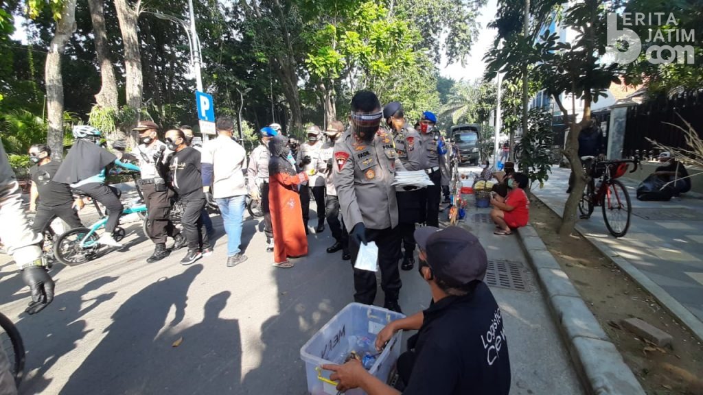 Kapolda Jatim Bagikan Satu Juta Masker
