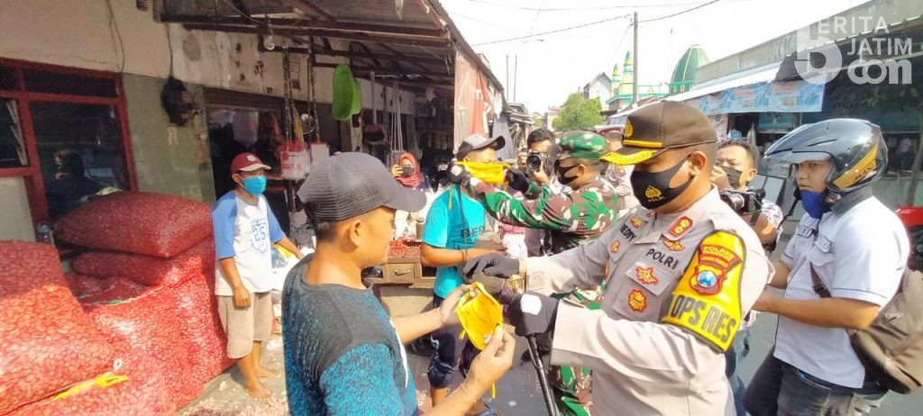 TNI/Polri Bagi-bagi Masker di Pasar Tanjung Anyar