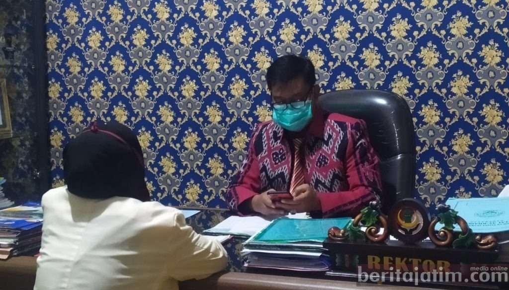 Terapkan Physical Distancing, Mahasiswa Jalani Sidang Skripsi