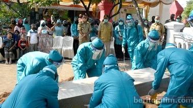 Bupati Mojokerto Saksikan Simulasi Pemulasaraan Jenazah Covid-19