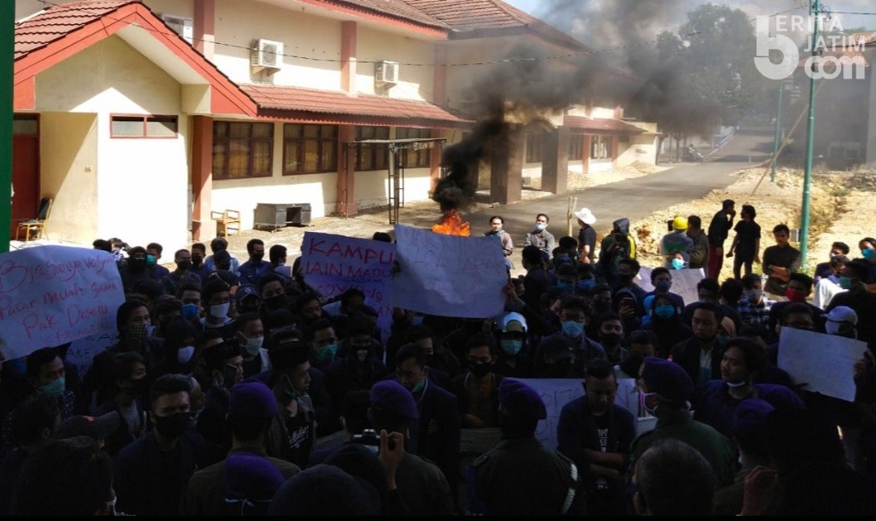 Tuntut Kebijakan Rektor, Mahasiswa IAIN Madura Demo