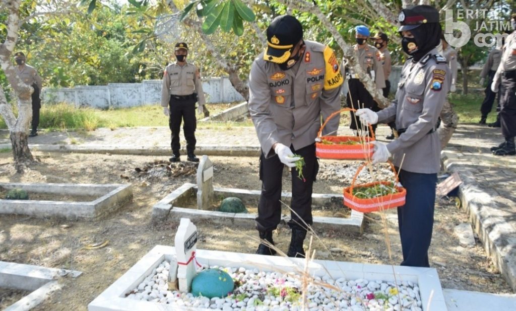 Kapolres Pamekasan Pimpin Giat Tabur Bunga di TMP Panglegur