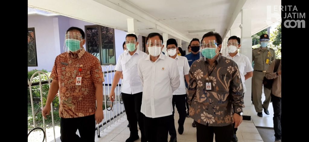 Kunjungi RSUD Dr Soetomo, Dr Terawan Berikan Donasi ke Keluarga Nakes Yang Meninggal Karena Covid-19