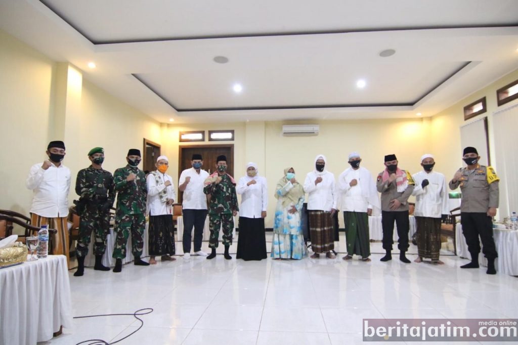 Wali Kota Kediri Dampingi Gubernur Jatim Beri Bantuan Alat Kesehatan ke Pesantren Lirboyo