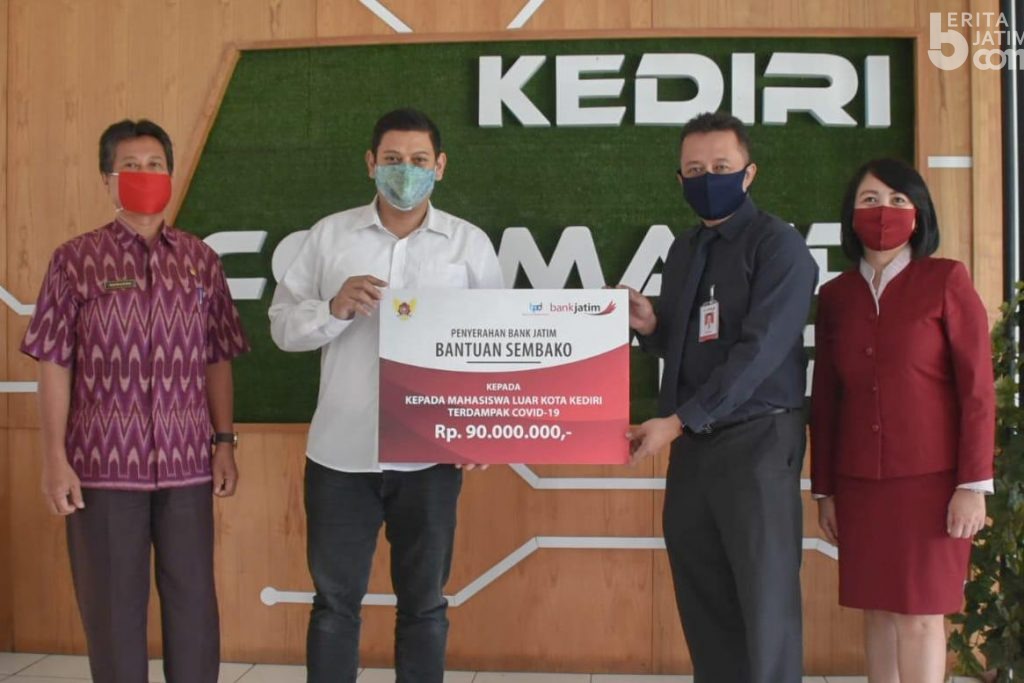 Bank Jatim Bantu Uang Tunai Bagi Mahasiswa Luar Kota Kediri, BCA Bantu APD dan Masker Medis