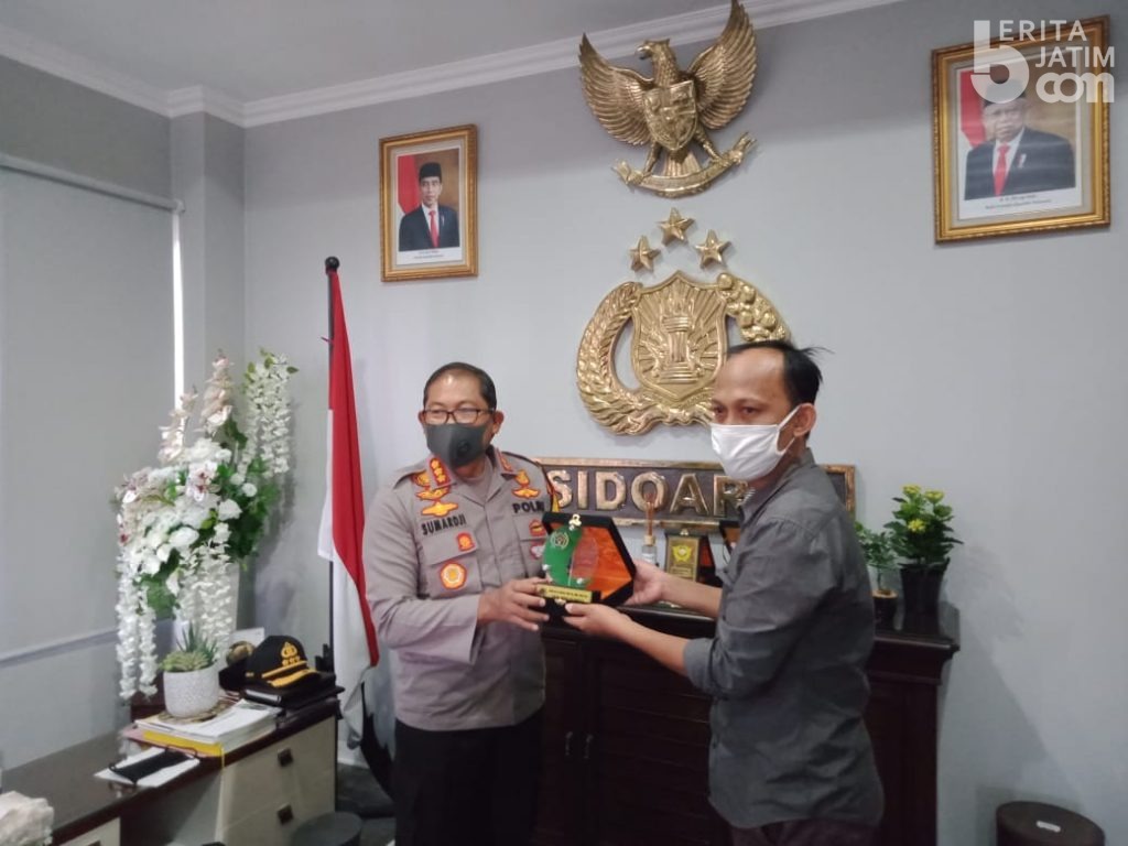 SIWO PWI Jatim Serahkan Anugerah SIWO Award ke Kombes Pol Sumardji