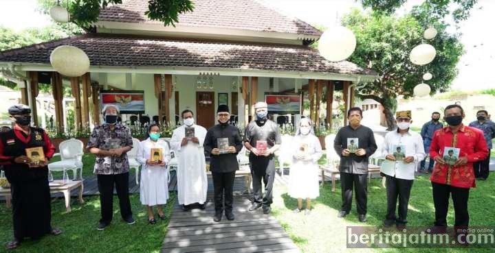 Tokoh Lintas Agama Banyuwangi Dapat Paket Buku Bung Karno