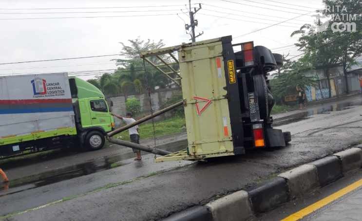 Hujan Gerimis, Truk Tergelincir di Jalan Raya Balben Sidoarjo