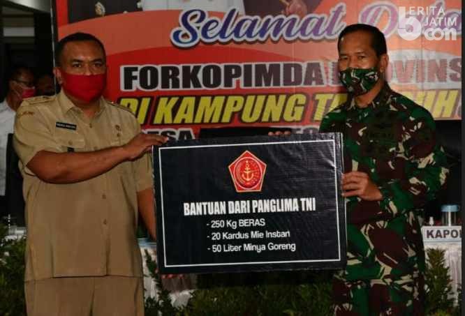 Pangdam V Brawijaya Salurkan Bantuan Panglima TNI di Desa Joho Madiun