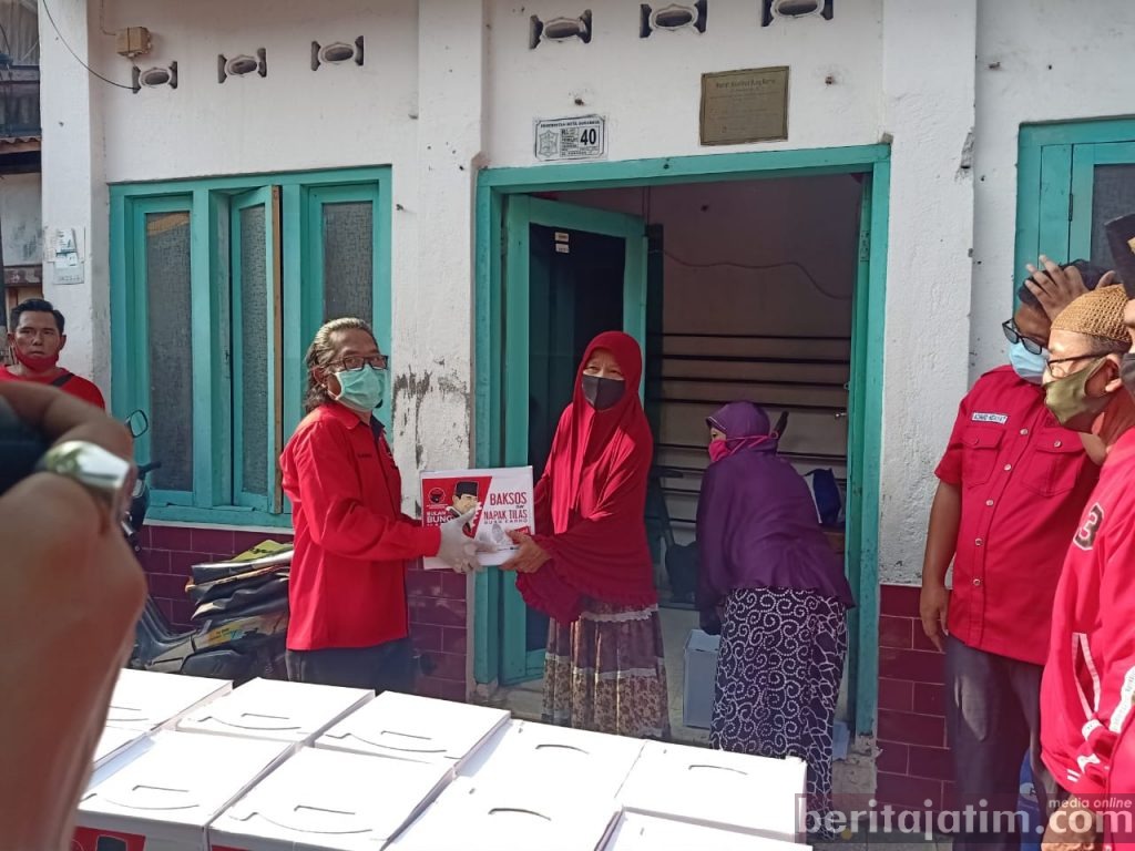 Di Depan Rumah Kelahiran Bung Karno, PDIP Surabaya Bagi Sembako