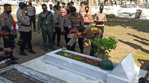 Ziarah ke Makam Pahlawan, Kapolda Harapkan Polisi Jadi Bhayangkara Sejati