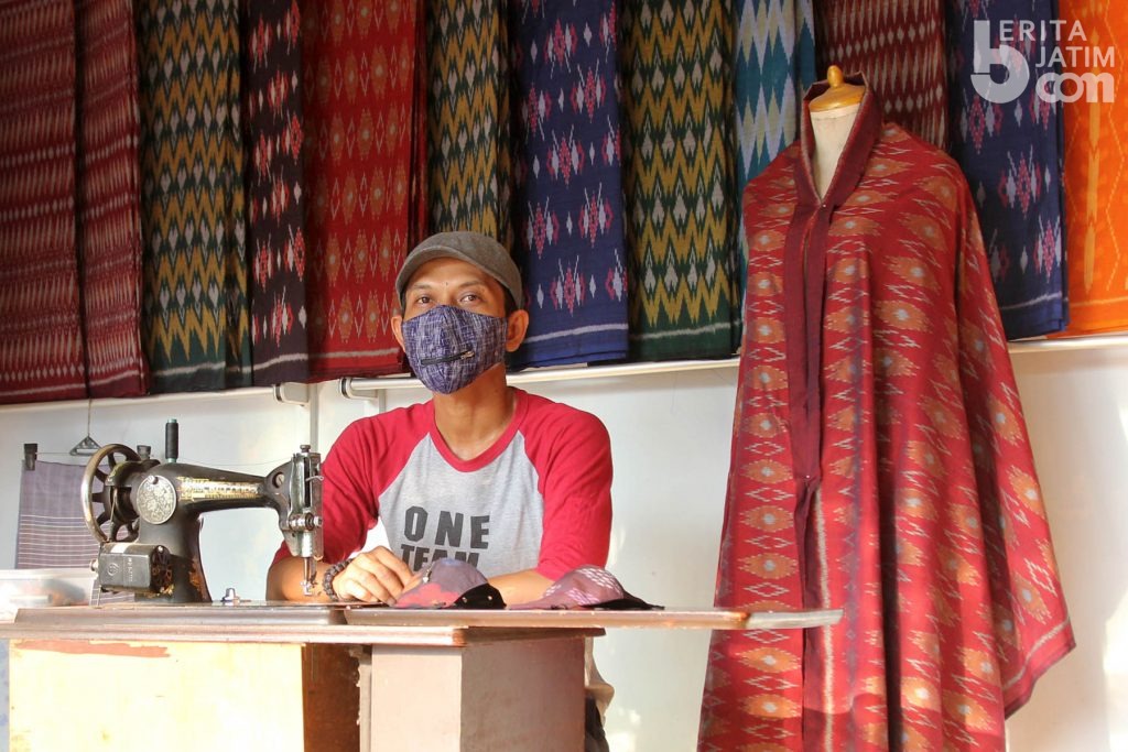 Agar Tukang Parkir Tak Pusing, Warga Kediri Ciptakan Masker Beresleting