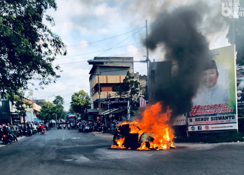 Mobil yang Ditumpangi Staf Humas Bawaslu Jatim Terbakar