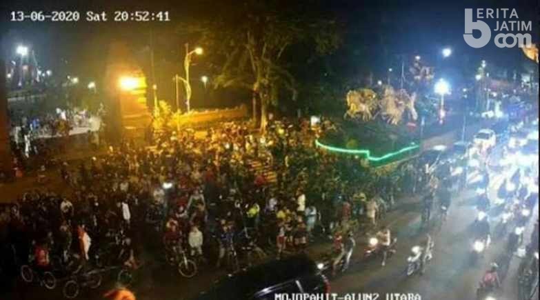 Penuhi Alun-alun Kota Mojokerto dengan Sepeda, Ratusan Kaum Milenial Dibubarkan