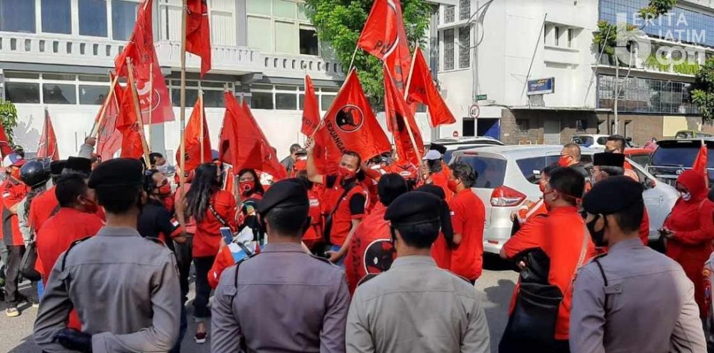 Kader PDIP Surabaya Demo Mapolrestabes Surabaya