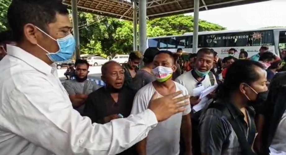 Protes Puluhan Sopir Logistik Tujuan Bali di Banyuwangi
