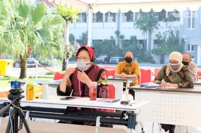 Risma Ingatkan Pedagang Toko Kelontong Surabaya