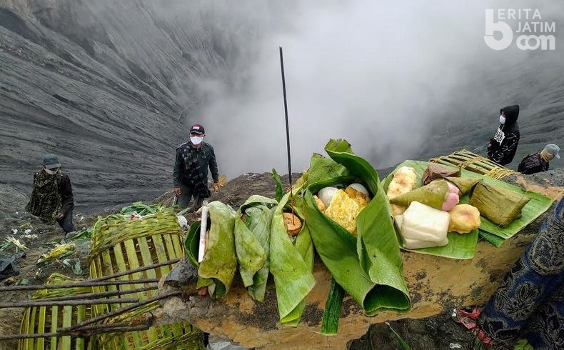 Upacara Yadnya Kasada Suku Tengger di Tengah Pandemi