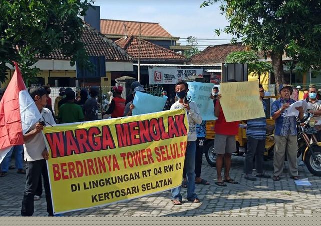 Takut Terdampak Radiasi, Warga Kertosari Demo Tolak Pendirian Tower Telekomunikasi