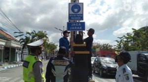 Rambu Covid-19 Terpasang di Jalan Raya Sampang