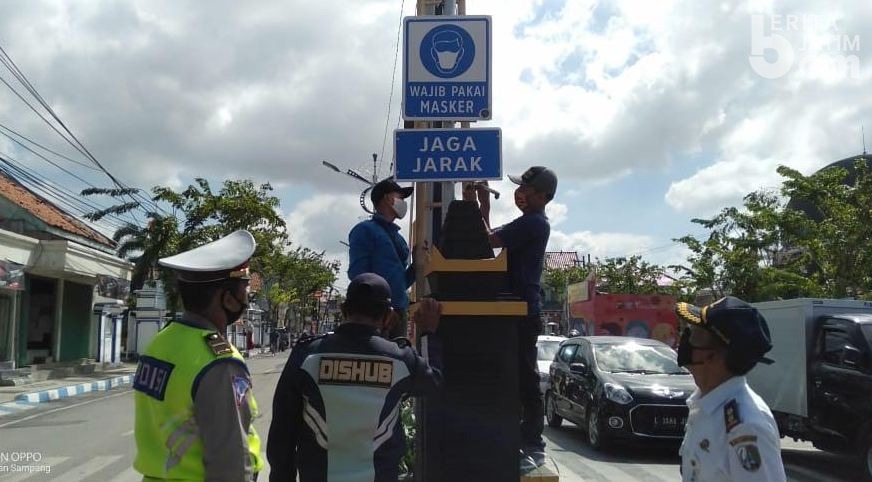Rambu Covid-19 Terpasang di Jalan Raya Sampang